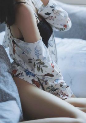 我女朋友的叔叔要我给他打电话_4K免费观看